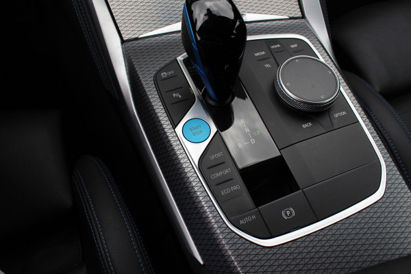 BMW i4 eDrive40 High Executive 84 kWh / SoH 95% / Trekhaak / Schuifdak / Camera / Head-up / Leder / 19'' / CarPlay / Stoelverwarming / Sfeerverlichting / Dodehoek / ACC
