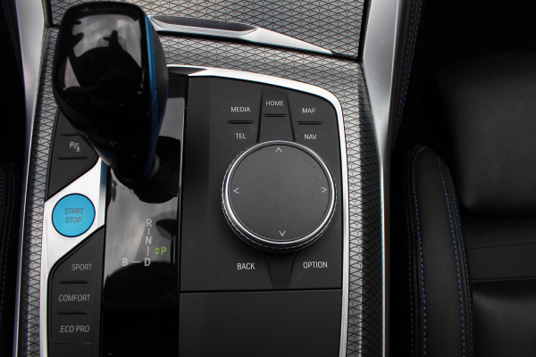 BMW i4 eDrive40 High Executive 84 kWh / SoH 95% / Trekhaak / Schuifdak / Camera / Head-up / Leder / 19'' / CarPlay / Stoelverwarming / Sfeerverlichting / Dodehoek / ACC
