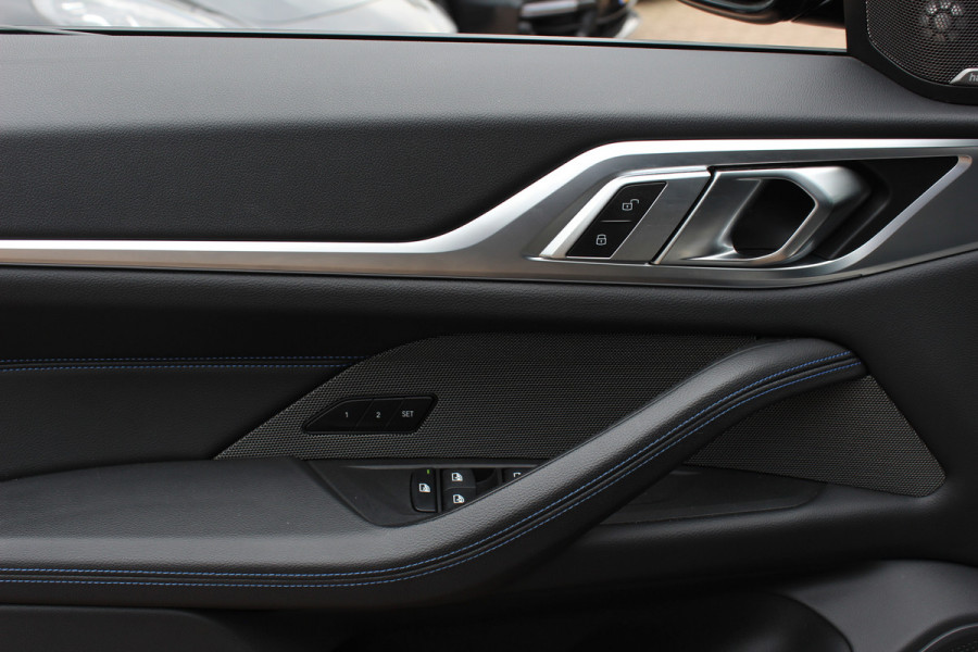 BMW i4 eDrive40 High Executive 84 kWh / SoH 95% / Trekhaak / Schuifdak / Camera / Head-up / Leder / 19'' / CarPlay / Stoelverwarming / Sfeerverlichting / Dodehoek / ACC