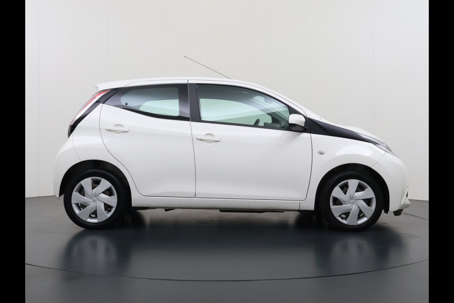 Toyota Aygo 1.0 VVT-i 70PK 5Drs Navi Camera Airco Cruise Control Bluetooth x-play Led Isofix Origineel Nederlandse Auto