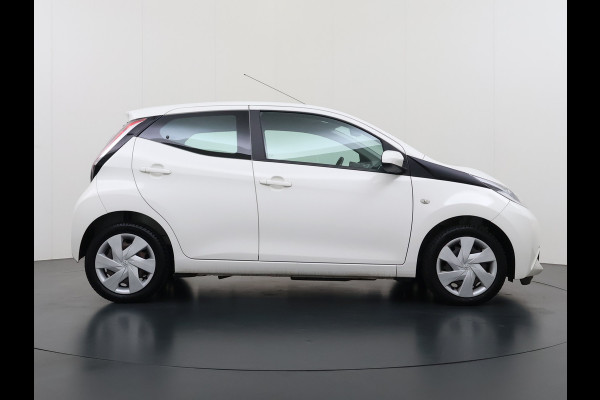 Toyota Aygo 1.0 VVT-i 70PK 5Drs Navi Camera Airco Cruise Control Bluetooth x-play Led Isofix Origineel Nederlandse Auto