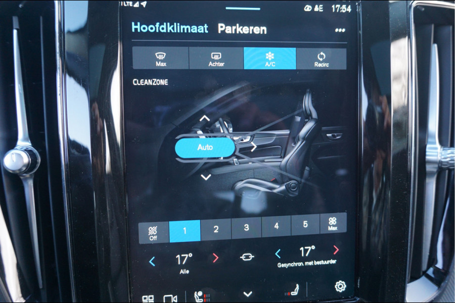 Volvo XC60 2.0 T6 Plug-in hybrid AWD Ultimate Dark Head-Up Long-Range 20"Velgen Schuifdak.