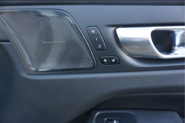 Volvo XC60 2.0 T6 Plug-in hybrid AWD Ultimate Dark Head-Up Long-Range 20"Velgen Schuifdak.