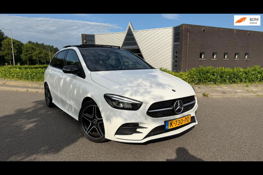 Mercedes-Benz B-Klasse 200 Business Solution AMG | AUTOMAAT | Stoelverwarming | Panorama dak | Achteruitrijcamera | Trekhaak |