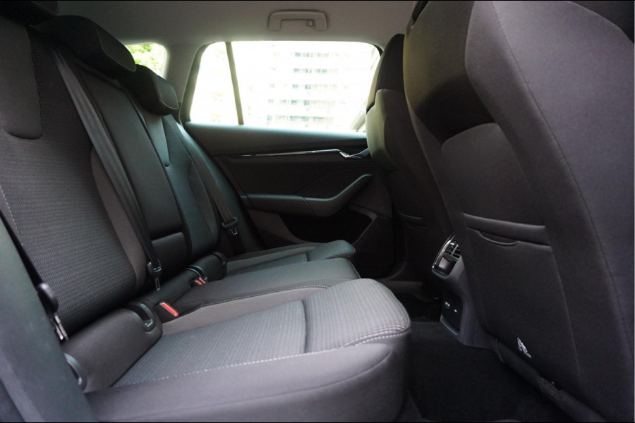 Škoda Octavia Combi 1.0 e-TSI Sport Business | Sfeerverlichting | Virtual cockpit | Cruise + Lane | Apple/ Android | BTW