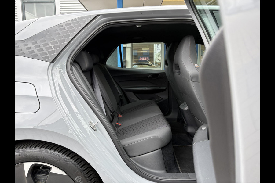 CUPRA Born Essential 62 kWh | 19 Inch | PDC V+A | Carplay | Stuurverwarming |