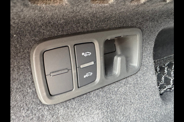 Audi Q8 55 TFSI quattro * S-line * Panoramadak * Dealer onderh. *