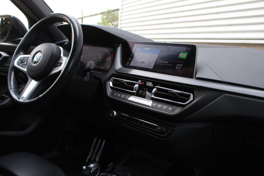 BMW 1-serie 118i High Executive M-Sport Plus | Shadow Line | Panoramadak | Leder | Active Cruise