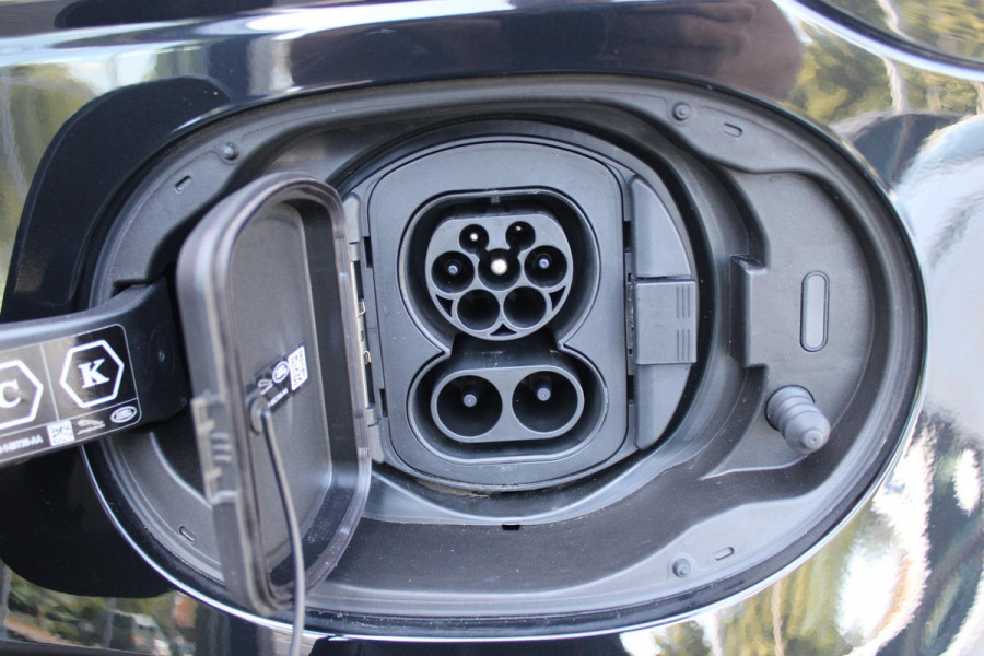Land Rover Range Rover Evoque 1.5 P300e AWD 254PK R-DYNAMIC HSE | PANORAMISCH SCHUIF / KANTELDAK | ELEKTRISCH VERSTELBARE VOORSTOELEN / BESTUURDERSTOEL MET GEHEUGEN | LEDEREN BEKLEDING | VOORSTOELEN  VERWARMBAAR | 20" LICHTMETALEN VELGEN | KEYLESS ENTRY / START | DODEHOEK DETECTIE | EXTRA GETINTE ACHTERRUITEN | FULL LED KOPLAMPEN | LED ACHTERLICHTEN | ADAPTIVE CRUISE CONTROL | APPLE CARPLAY | ACHTERKLEP ELEKTRISCH BEDIENBAAR | MERIDIAN PREMIUM AUDIO SYSTEEM | RODE REMKLAUWEN |
