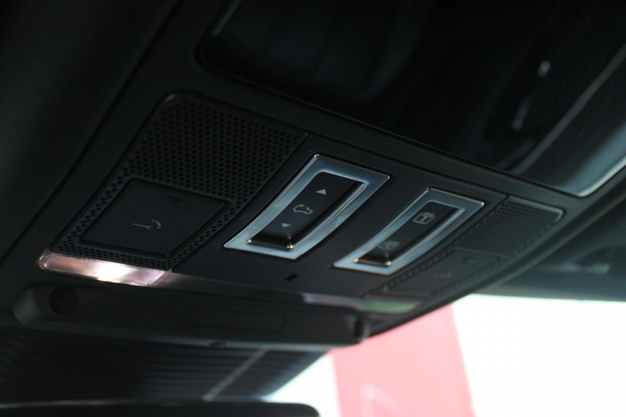 Land Rover Range Rover Evoque 1.5 P300e AWD 254PK R-DYNAMIC HSE | PANORAMISCH SCHUIF / KANTELDAK | ELEKTRISCH VERSTELBARE VOORSTOELEN / BESTUURDERSTOEL MET GEHEUGEN | LEDEREN BEKLEDING | VOORSTOELEN  VERWARMBAAR | 20" LICHTMETALEN VELGEN | KEYLESS ENTRY / START | DODEHOEK DETECTIE | EXTRA GETINTE ACHTERRUITEN | FULL LED KOPLAMPEN | LED ACHTERLICHTEN | ADAPTIVE CRUISE CONTROL | APPLE CARPLAY | ACHTERKLEP ELEKTRISCH BEDIENBAAR | MERIDIAN PREMIUM AUDIO SYSTEEM | RODE REMKLAUWEN |