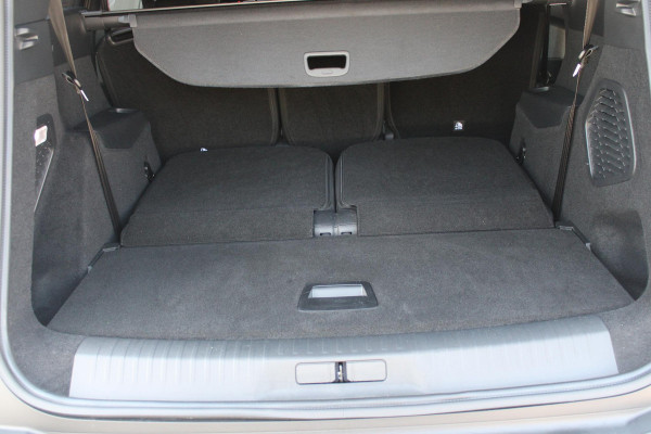 Peugeot 5008 1.2 Hybrid 145PK ALLURE 7p | 360° VISION & DRIVE ASSIST PACK: ANTI DIEFSTAL ALARM MET SUPERVEGRENDELING/VERWARMBAAR VOLLEDEREN STUURWIEL/VISEOPARK 360° HD CAMERA'S MET PARKEERHULP VOOR, BUITENSPIEGELS MET KANTELFUNCTIE BIJ HET ACHTERUITRIJDEN/ADAPTIVE CRUISE CONTROL MET STOP & GO FUNCTIE, REAR CROSS TRAFFIC ALERT, LANE CHANGE ASSIST, DODEHOEK DETECTIE, GROOTLICHT ASSISTENT | PANORAMIC NAVIGATION PACK: PEUGEOT PANORAMIC i-COCKPIT MET GEBOGEN EN ZWEVEND HD SCHERM/PEUGEOT 3D NAVIGATIE/SPRAAKHERKENNING/3-USB AANSLUITINGEN/DRAADLOZE TELEFOONLADER | SEAT PACK: AGR STOEL MET