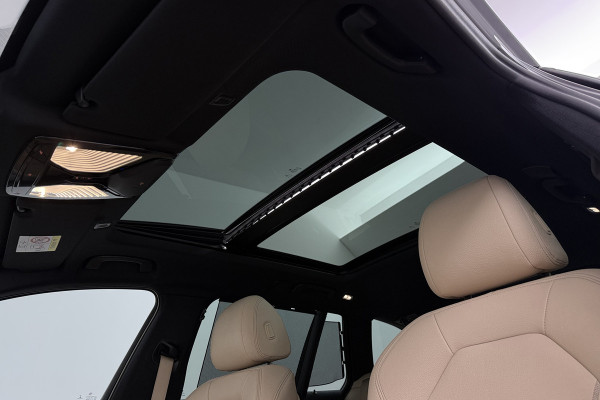BMW 5 Serie Touring 540i xDrive High Executive (PANORAMADAK, ADAPTIEVE CRUISE, SFEERVERLICHTING, DEALER ONDERHOUDEN)