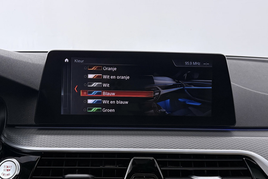 BMW 5 Serie Touring 540i xDrive High Executive (PANORAMADAK, ADAPTIEVE CRUISE, SFEERVERLICHTING, DEALER ONDERHOUDEN)