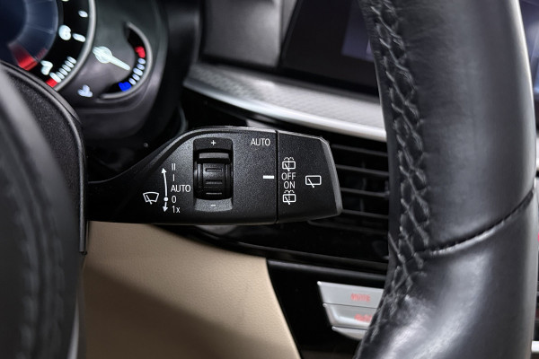 BMW 5 Serie Touring 540i xDrive High Executive (PANORAMADAK, ADAPTIEVE CRUISE, SFEERVERLICHTING, DEALER ONDERHOUDEN)