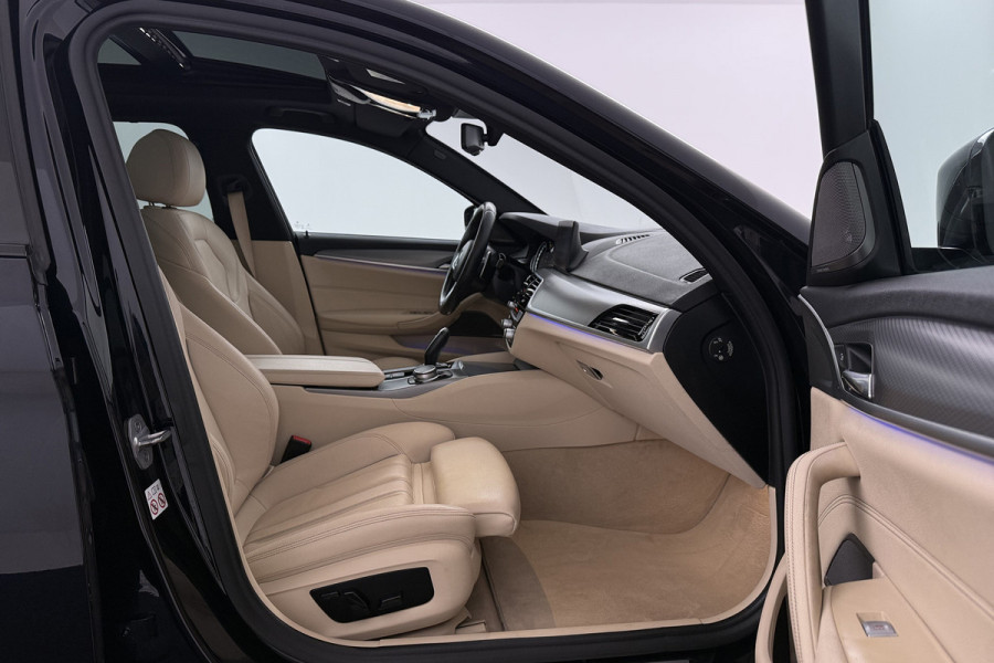 BMW 5 Serie Touring 540i xDrive High Executive (PANORAMADAK, ADAPTIEVE CRUISE, SFEERVERLICHTING, DEALER ONDERHOUDEN)