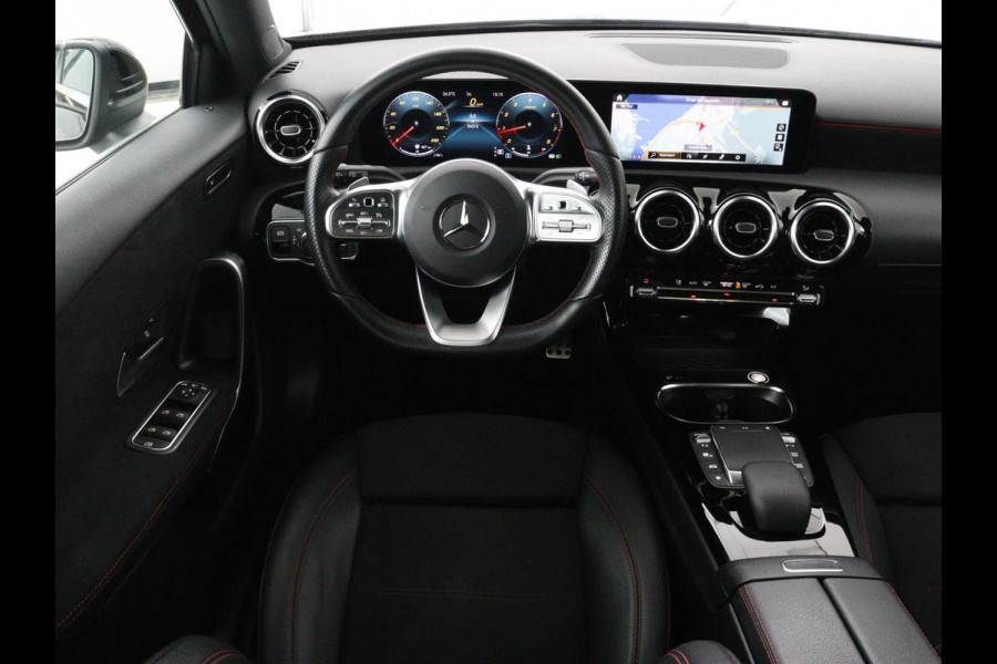 Mercedes-Benz A-Klasse 180 Business Solution AMG | Panoramadak | Carplay | Cruise control | Climate control | DAB+ | Navigatie | Bluetooth | Stoelverwarming | Park assist