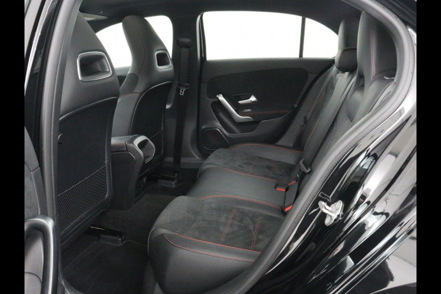Mercedes-Benz A-Klasse 180 Business Solution AMG | Panoramadak | Carplay | Cruise control | Climate control | DAB+ | Navigatie | Bluetooth | Stoelverwarming | Park assist