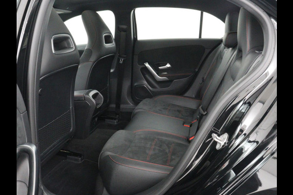 Mercedes-Benz A-Klasse 180 Business Solution AMG | Panoramadak | Carplay | Cruise control | Climate control | DAB+ | Navigatie | Bluetooth | Stoelverwarming | Park assist