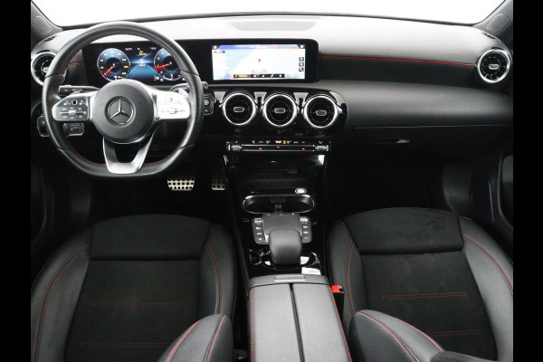 Mercedes-Benz A-Klasse 180 Business Solution AMG | Panoramadak | Carplay | Cruise control | Climate control | DAB+ | Navigatie | Bluetooth | Stoelverwarming | Park assist