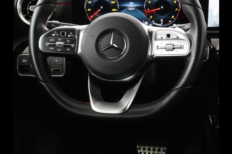 Mercedes-Benz A-Klasse 180 Business Solution AMG | Panoramadak | Carplay | Cruise control | Climate control | DAB+ | Navigatie | Bluetooth | Stoelverwarming | Park assist