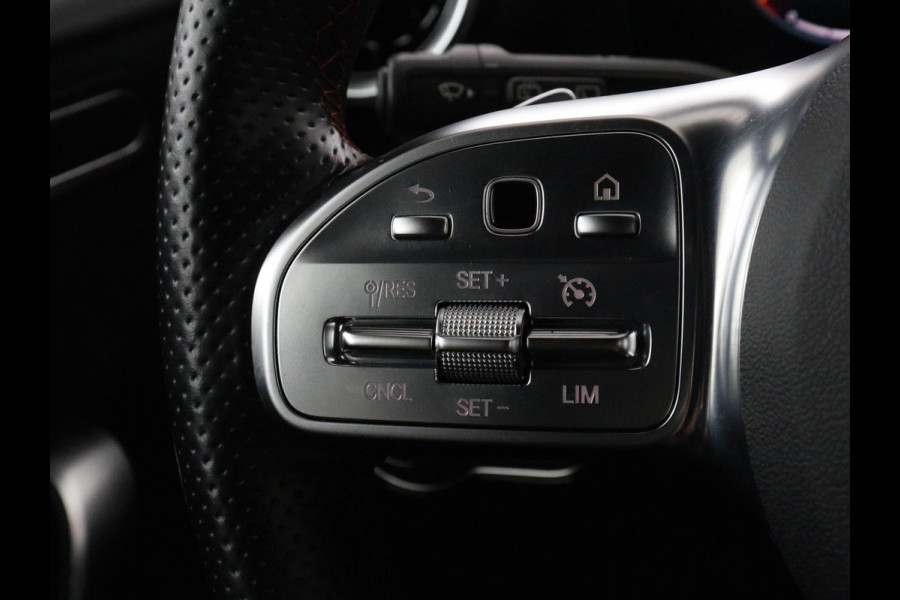 Mercedes-Benz A-Klasse 180 Business Solution AMG | Panoramadak | Carplay | Cruise control | Climate control | DAB+ | Navigatie | Bluetooth | Stoelverwarming | Park assist