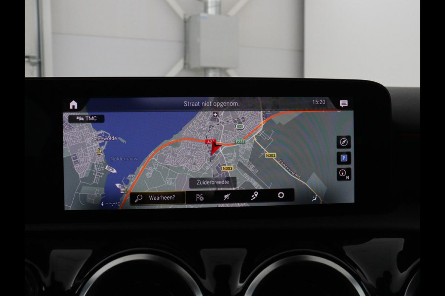 Mercedes-Benz A-Klasse 180 Business Solution AMG | Panoramadak | Carplay | Cruise control | Climate control | DAB+ | Navigatie | Bluetooth | Stoelverwarming | Park assist