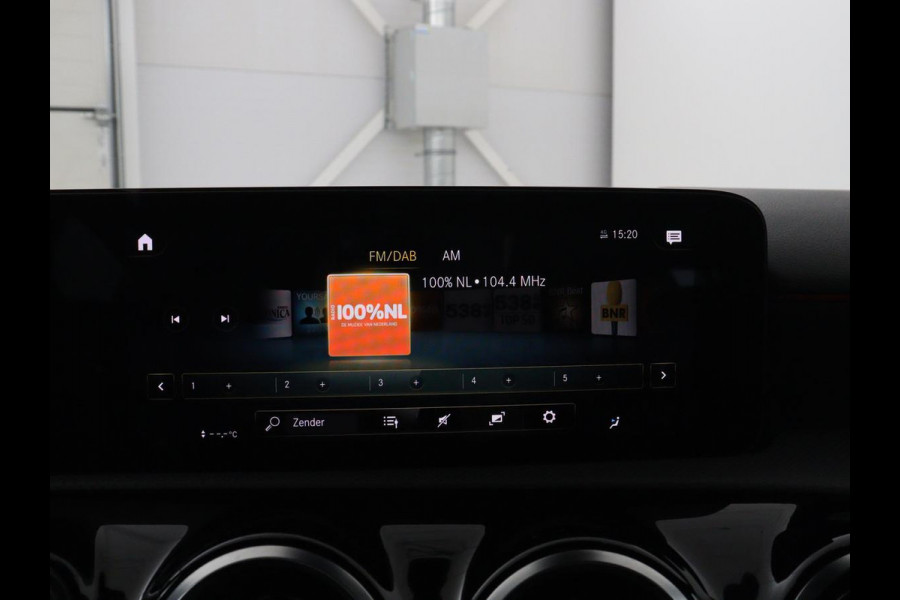 Mercedes-Benz A-Klasse 180 Business Solution AMG | Panoramadak | Carplay | Cruise control | Climate control | DAB+ | Navigatie | Bluetooth | Stoelverwarming | Park assist