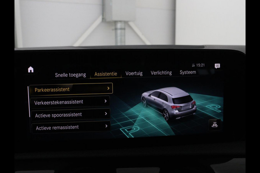 Mercedes-Benz A-Klasse 180 Business Solution AMG | Panoramadak | Carplay | Cruise control | Climate control | DAB+ | Navigatie | Bluetooth | Stoelverwarming | Park assist