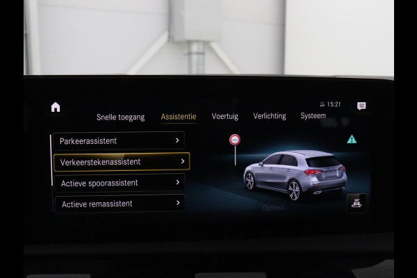 Mercedes-Benz A-Klasse 180 Business Solution AMG | Panoramadak | Carplay | Cruise control | Climate control | DAB+ | Navigatie | Bluetooth | Stoelverwarming | Park assist