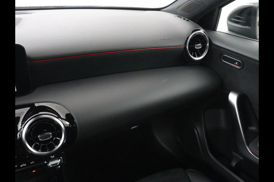 Mercedes-Benz A-Klasse 180 Business Solution AMG | Panoramadak | Carplay | Cruise control | Climate control | DAB+ | Navigatie | Bluetooth | Stoelverwarming | Park assist