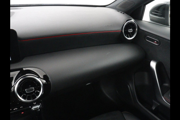 Mercedes-Benz A-Klasse 180 Business Solution AMG | Panoramadak | Carplay | Cruise control | Climate control | DAB+ | Navigatie | Bluetooth | Stoelverwarming | Park assist
