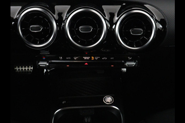 Mercedes-Benz A-Klasse 180 Business Solution AMG | Panoramadak | Carplay | Cruise control | Climate control | DAB+ | Navigatie | Bluetooth | Stoelverwarming | Park assist