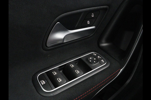 Mercedes-Benz A-Klasse 180 Business Solution AMG | Panoramadak | Carplay | Cruise control | Climate control | DAB+ | Navigatie | Bluetooth | Stoelverwarming | Park assist