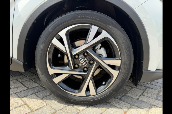 Toyota C-HR 1.8 Hybrid Style 122pk Bi-Tone, CarPlay, Camera, Stoel-stuurverw,
