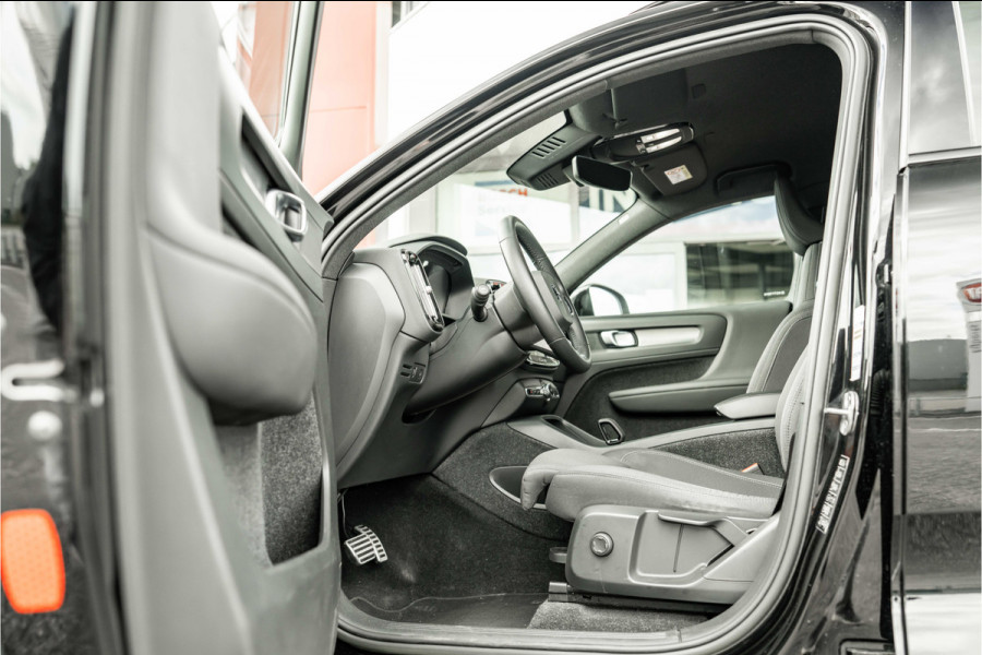 Volvo XC40 | 70 KWH | ALL BLACK | 19' zwart | AppleCarPlay | 1500kg trekgewicht Recharge Plus
