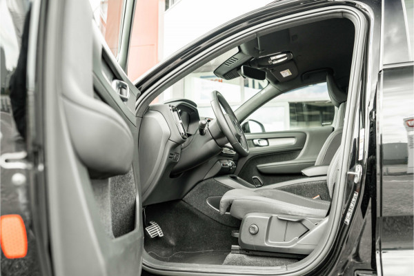 Volvo XC40 | 70 KWH | ALL BLACK | 19' zwart | AppleCarPlay | 1500kg trekgewicht Recharge Plus