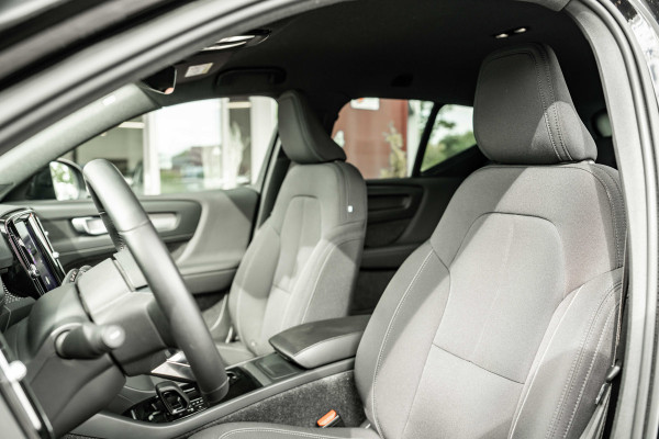 Volvo XC40 | 70 KWH | ALL BLACK | 19' zwart | AppleCarPlay | 1500kg trekgewicht Recharge Plus