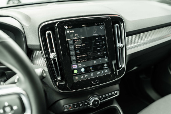 Volvo XC40 | 70 KWH | ALL BLACK | 19' zwart | AppleCarPlay | 1500kg trekgewicht Recharge Plus