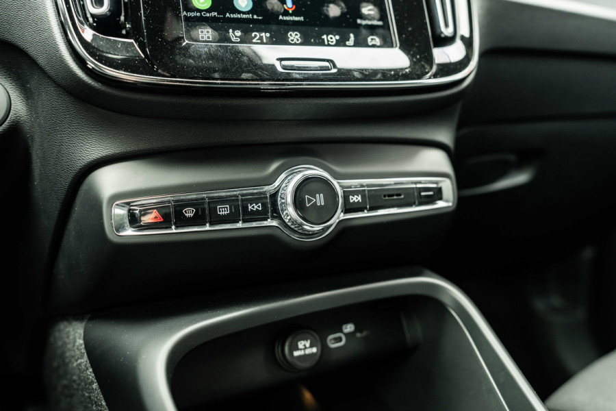 Volvo XC40 | 70 KWH | ALL BLACK | 19' zwart | AppleCarPlay | 1500kg trekgewicht Recharge Plus