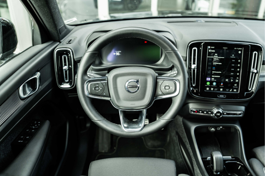 Volvo XC40 | 70 KWH | ALL BLACK | 19' zwart | AppleCarPlay | 1500kg trekgewicht Recharge Plus