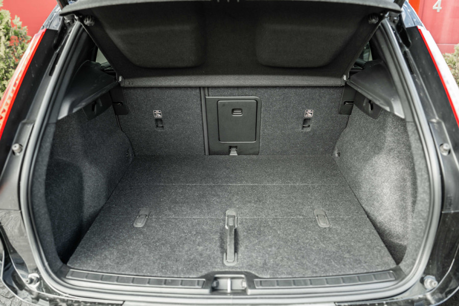 Volvo XC40 | 70 KWH | ALL BLACK | 19' zwart | AppleCarPlay | 1500kg trekgewicht Recharge Plus