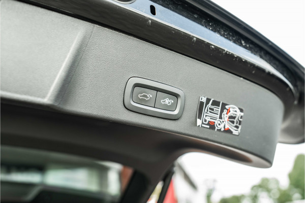 Volvo XC40 | 70 KWH | ALL BLACK | 19' zwart | AppleCarPlay | 1500kg trekgewicht Recharge Plus