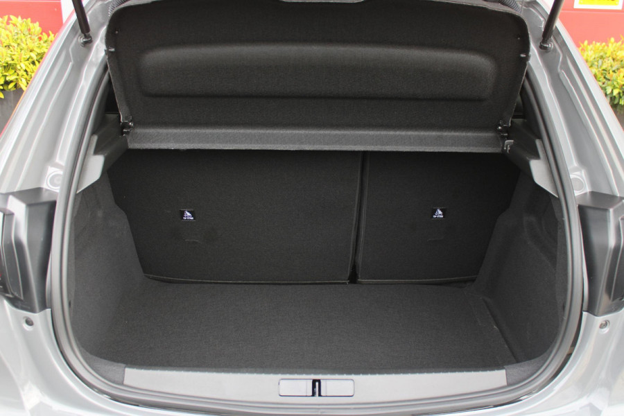 Peugeot 208 1.2 Hybrid 145PK AUTOMAAT GT | CAMERA VOOR + ACHTER | NAVIGATIE | DRAADLOZE APPLE CARPLAY/ANDROID AUTO | FULL LED KOPLAMPEN | LICHTMETALEN VELGEN 17" | DODEHOEK DETECTIE | DRAADLOZE TELEFOONLADER | KEYLESS ENTRY/START | DAB+ RADIO | ADAPTIVE CRUISE CONTROL |