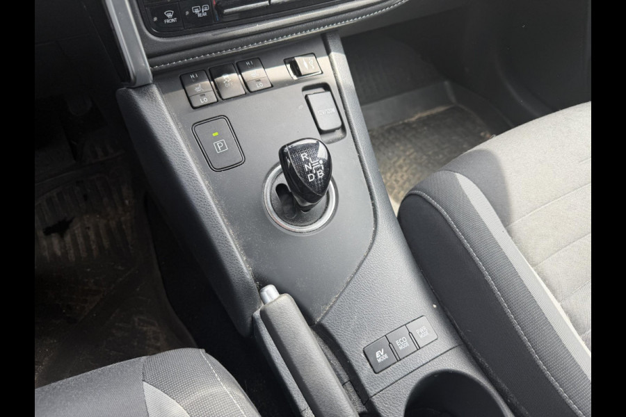 Toyota Auris 1.8 Hybrid Executive . GARANTIE TOT 02-2029 . STOEL VERWARMING . NAVIGATIE . CRUISE CONTROL .
