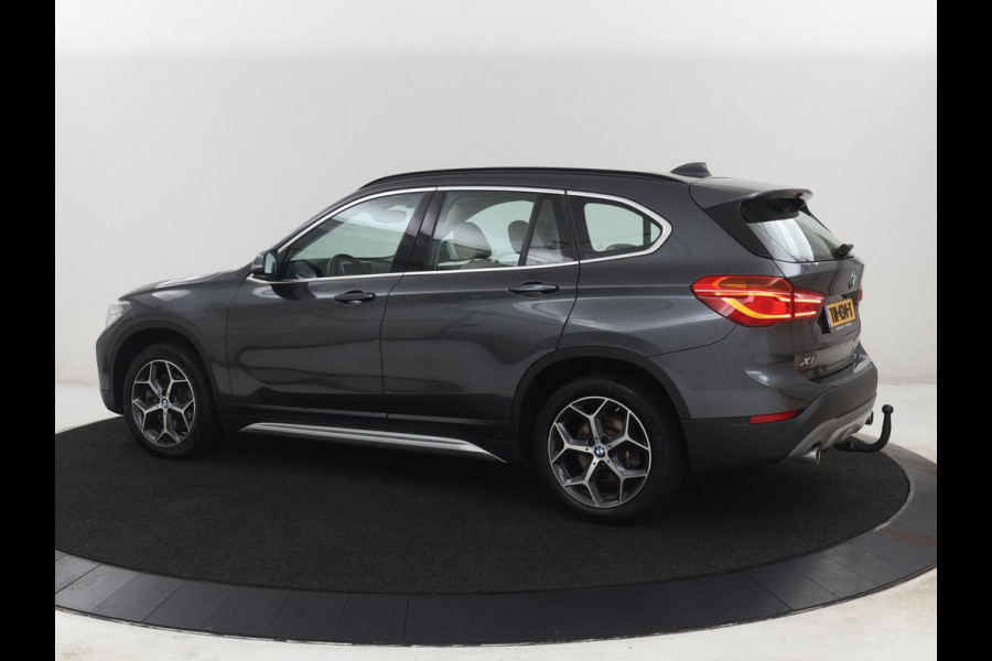 BMW X1 sDrive20i Orange Edition II | Leder | Trekhaak | Head-up | Park assist | Sfeerverlichting | Stoelverwarming | Climate control | Full LED | Navigatie |
