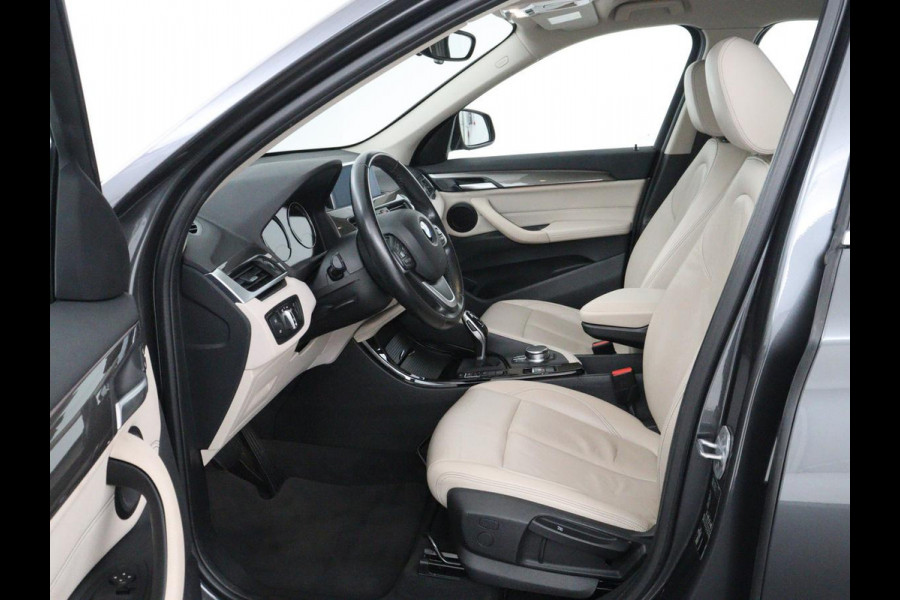 BMW X1 sDrive20i Orange Edition II | Leder | Trekhaak | Head-up | Park assist | Sfeerverlichting | Stoelverwarming | Climate control | Full LED | Navigatie |