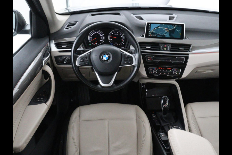 BMW X1 sDrive20i Orange Edition II | Leder | Trekhaak | Head-up | Park assist | Sfeerverlichting | Stoelverwarming | Climate control | Full LED | Navigatie |
