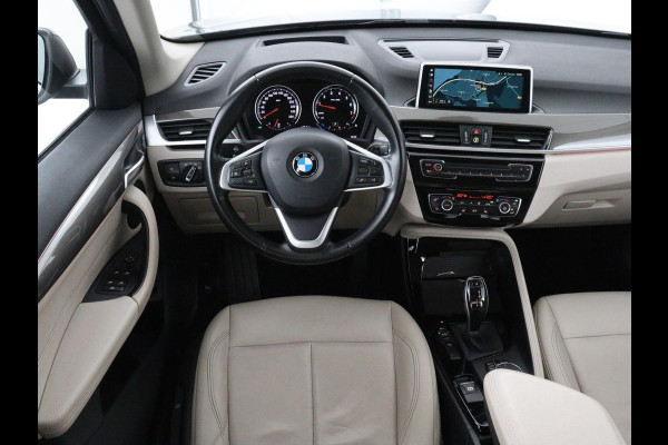 BMW X1 sDrive20i Orange Edition II | Leder | Trekhaak | Head-up | Park assist | Sfeerverlichting | Stoelverwarming | Climate control | Full LED | Navigatie |