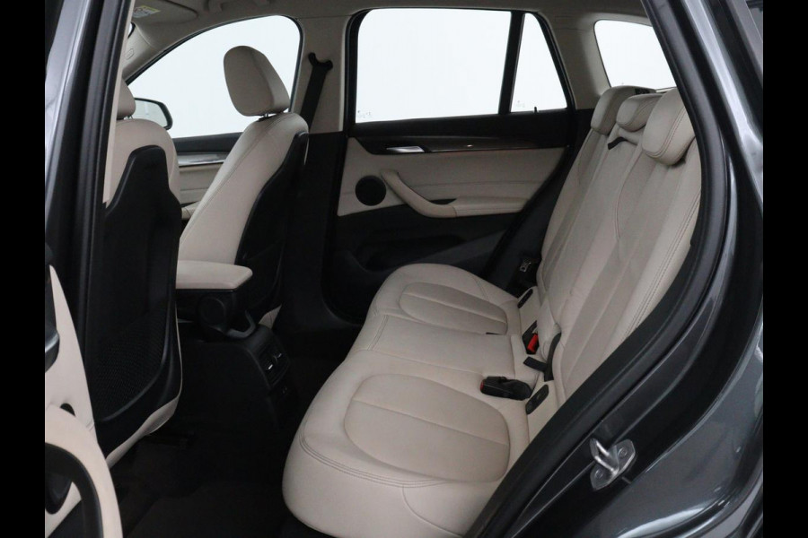 BMW X1 sDrive20i Orange Edition II | Leder | Trekhaak | Head-up | Park assist | Sfeerverlichting | Stoelverwarming | Climate control | Full LED | Navigatie |