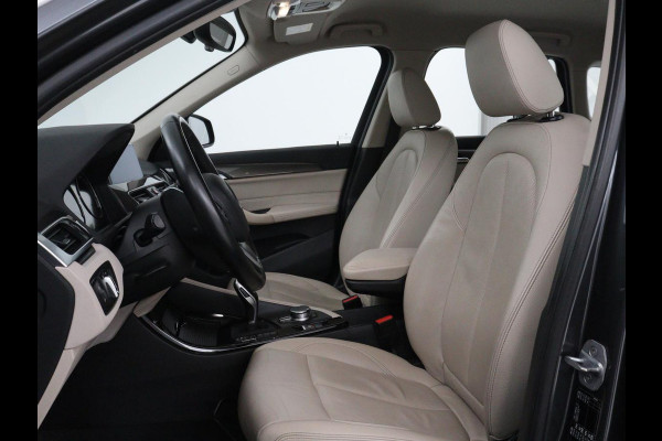 BMW X1 sDrive20i Orange Edition II | Leder | Trekhaak | Head-up | Park assist | Sfeerverlichting | Stoelverwarming | Climate control | Full LED | Navigatie |